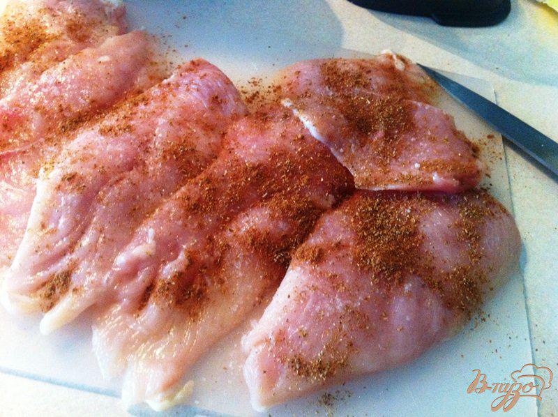 Фото приготовление рецепта: Шницель куриный в чипсах шаг №3