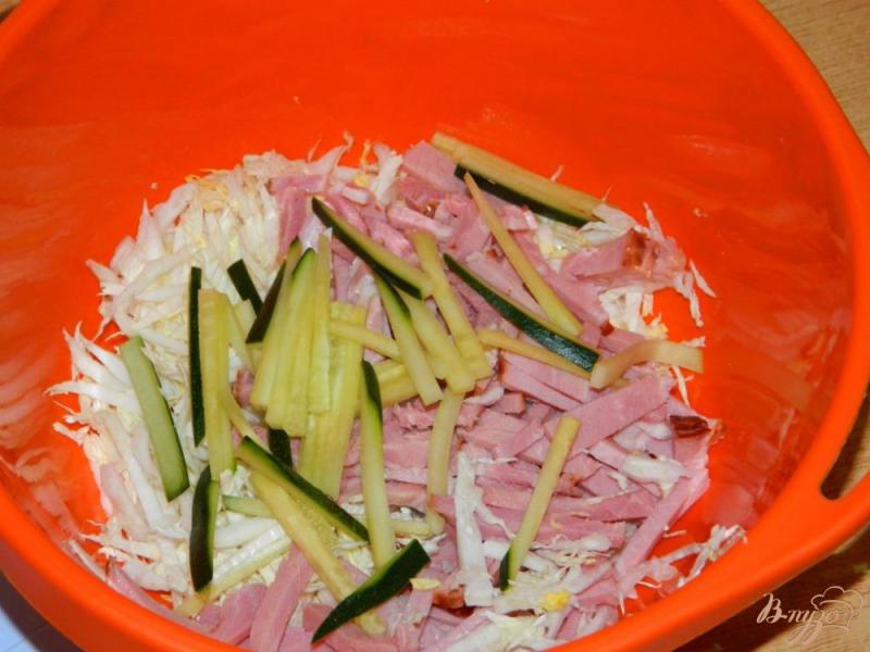 Фото приготовление рецепта: Салат из пекинской капусты с ветчиной шаг №3
