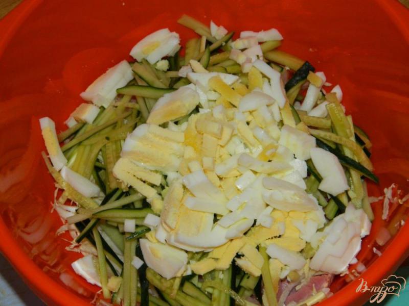 Фото приготовление рецепта: Салат из пекинской капусты с ветчиной шаг №4