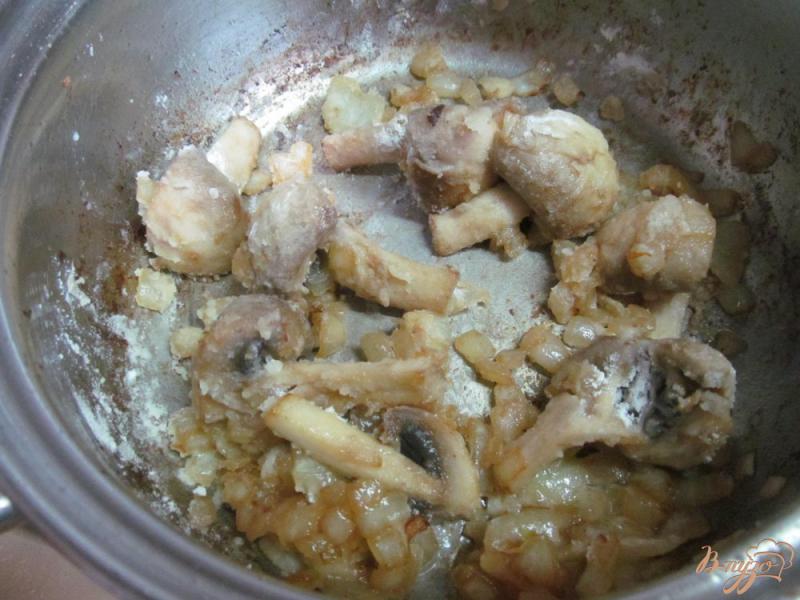 Фото приготовление рецепта: Рагу из свинины с шампиньоном шаг №6