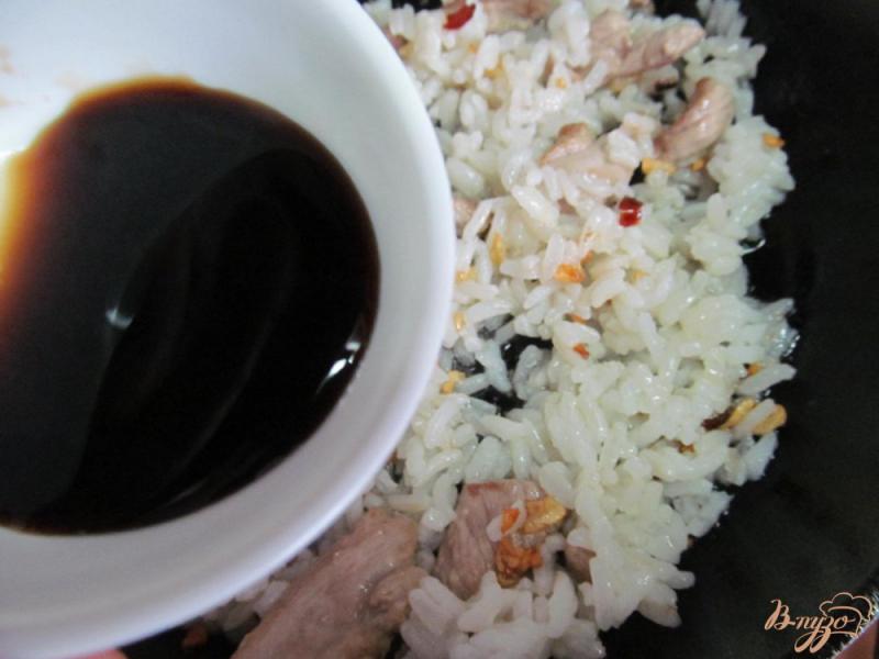 Фото приготовление рецепта: Тайский жареный рис шаг №5