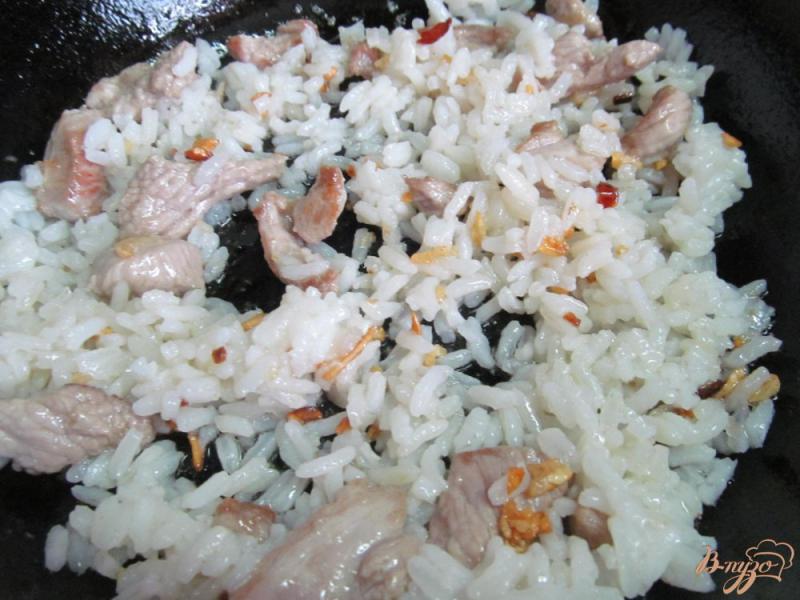 Фото приготовление рецепта: Тайский жареный рис шаг №4