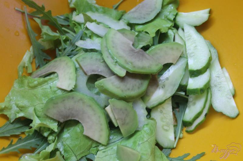 Фото приготовление рецепта: Микс салата с хамоном и авокадо шаг №3