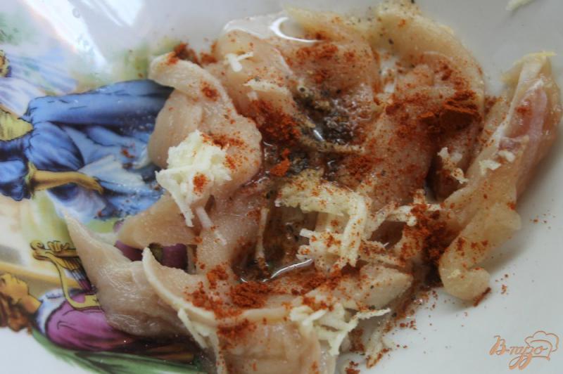 Фото приготовление рецепта: Теплый салат с курицей и сухариками из багета шаг №3