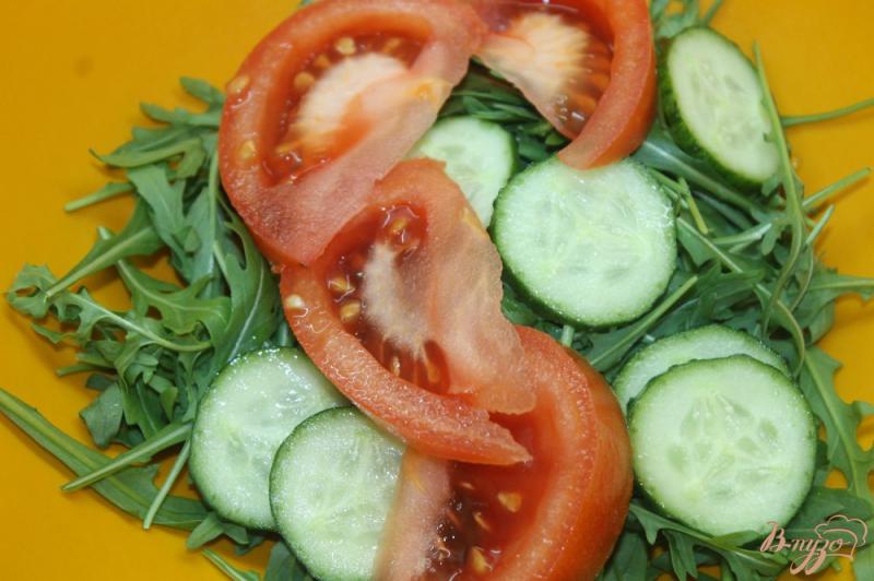 Фото приготовление рецепта: Салат с жаренной семгой шаг №2