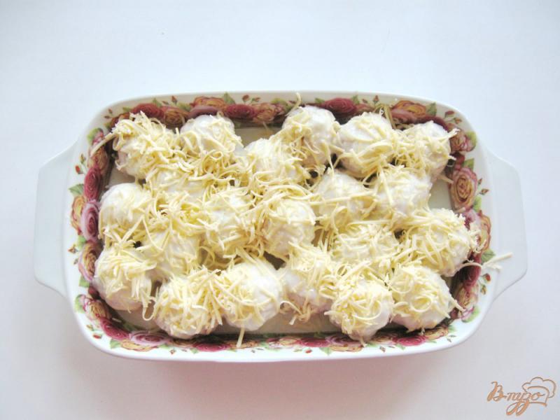 Фото приготовление рецепта: Мясные фрикадельки с соусом и сыром шаг №8