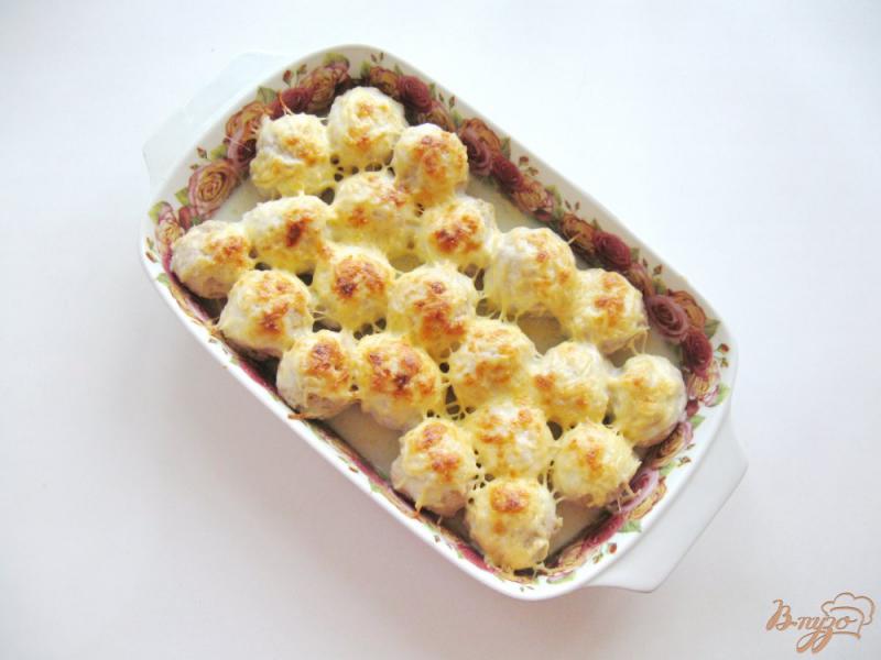 Фото приготовление рецепта: Мясные фрикадельки с соусом и сыром шаг №9