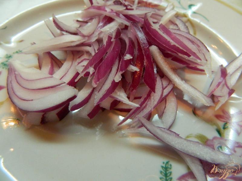 Фото приготовление рецепта: Салат из киви, ветчины и листьев салата шаг №3
