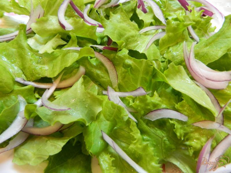 Фото приготовление рецепта: Салат из киви, ветчины и листьев салата шаг №5