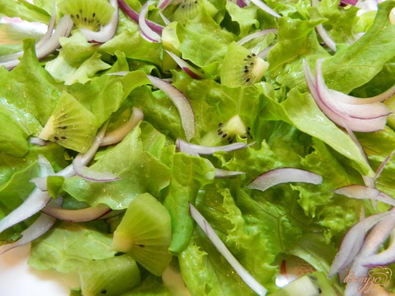 Фото приготовление рецепта: Салат из киви, ветчины и листьев салата шаг №6