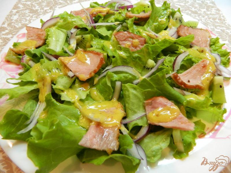 Фото приготовление рецепта: Салат из киви, ветчины и листьев салата шаг №9