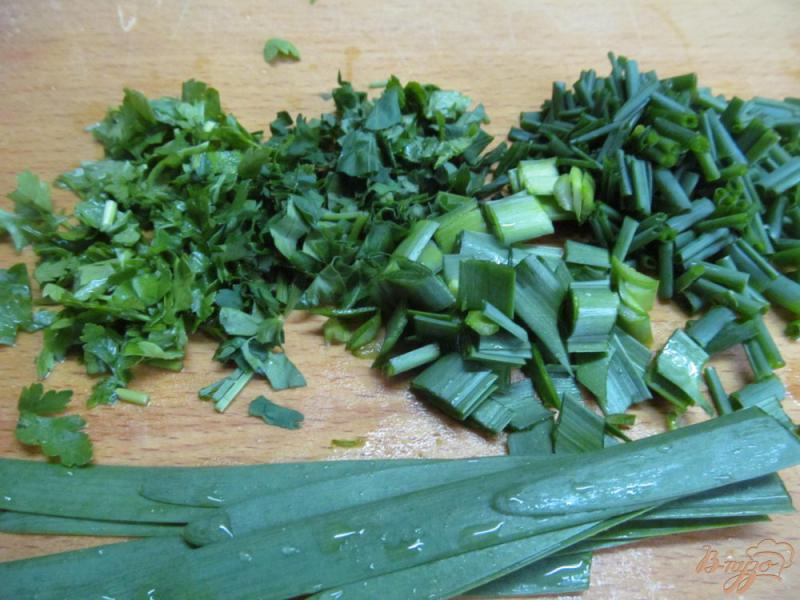 Фото приготовление рецепта: Зеленый салат с орехами и сухариками шаг №2