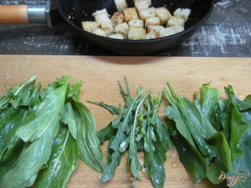 Фото приготовление рецепта: Зеленый салат с орехами и сухариками шаг №1