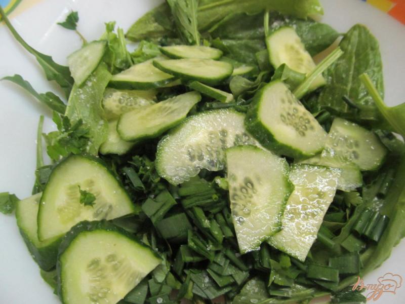 Фото приготовление рецепта: Зеленый салат с орехами и сухариками шаг №3