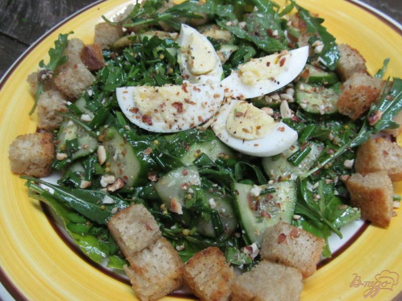 Фото приготовление рецепта: Зеленый салат с орехами и сухариками шаг №6