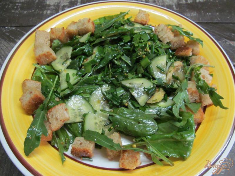 Фото приготовление рецепта: Зеленый салат с орехами и сухариками шаг №5
