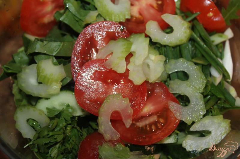 Фото приготовление рецепта: Зеленый салат с сельдереем и овощами шаг №5