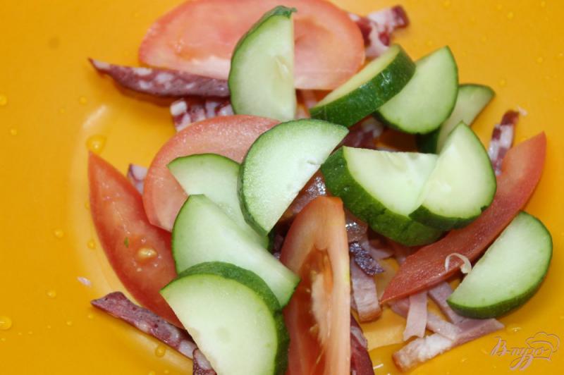Фото приготовление рецепта: Салат с свиным балыком, зеленью и сухариками шаг №2