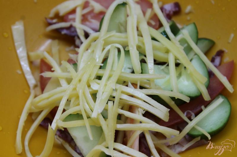 Фото приготовление рецепта: Салат с свиным балыком, зеленью и сухариками шаг №3