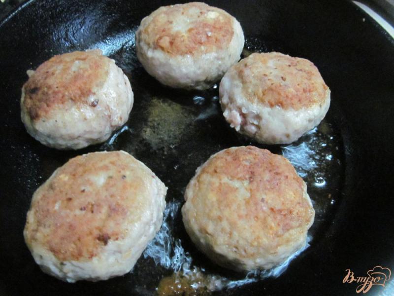 Фото приготовление рецепта: Котлеты из телятины в сливочном соусе шаг №6