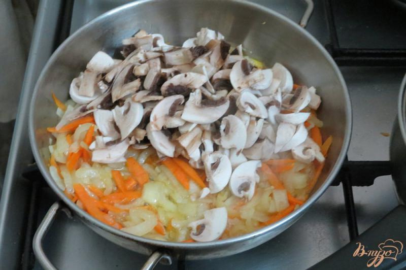 Фото приготовление рецепта: Куриные голени с рисом шаг №4