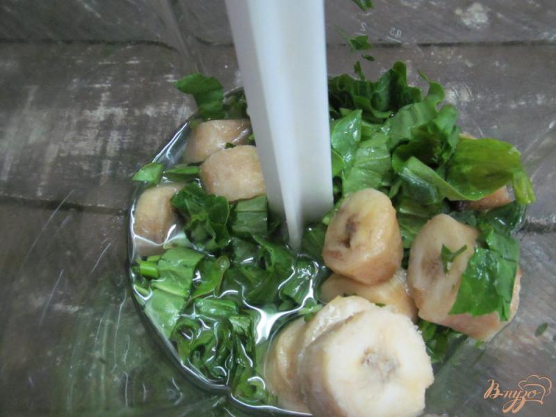 Фото приготовление рецепта: Смузи из зелени с бананом шаг №2