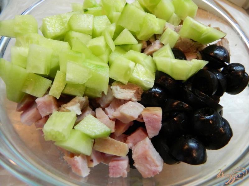 Фото приготовление рецепта: Мясной салат с сухариками шаг №5