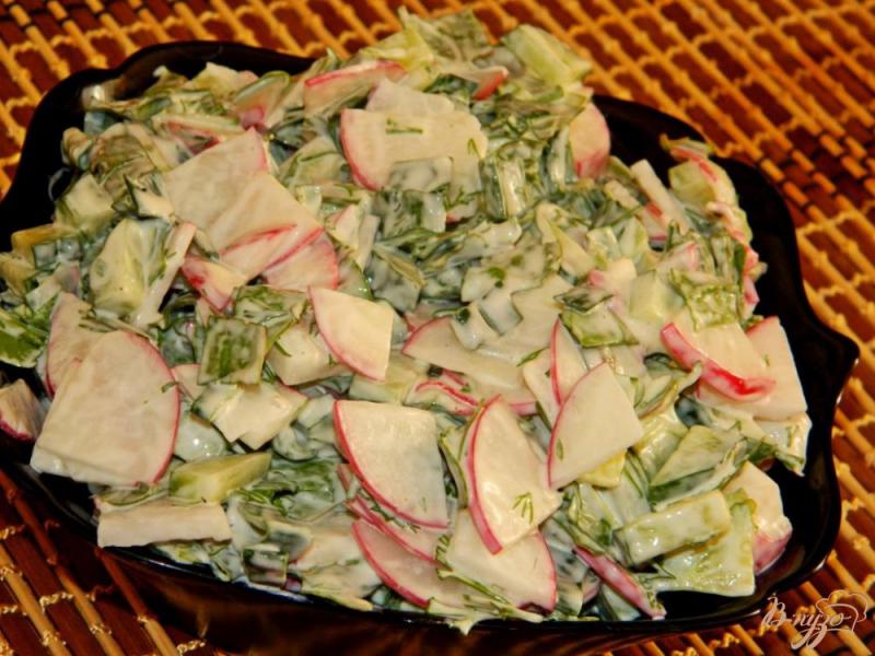 Фото приготовление рецепта: Салат с редисом и щавлем шаг №5
