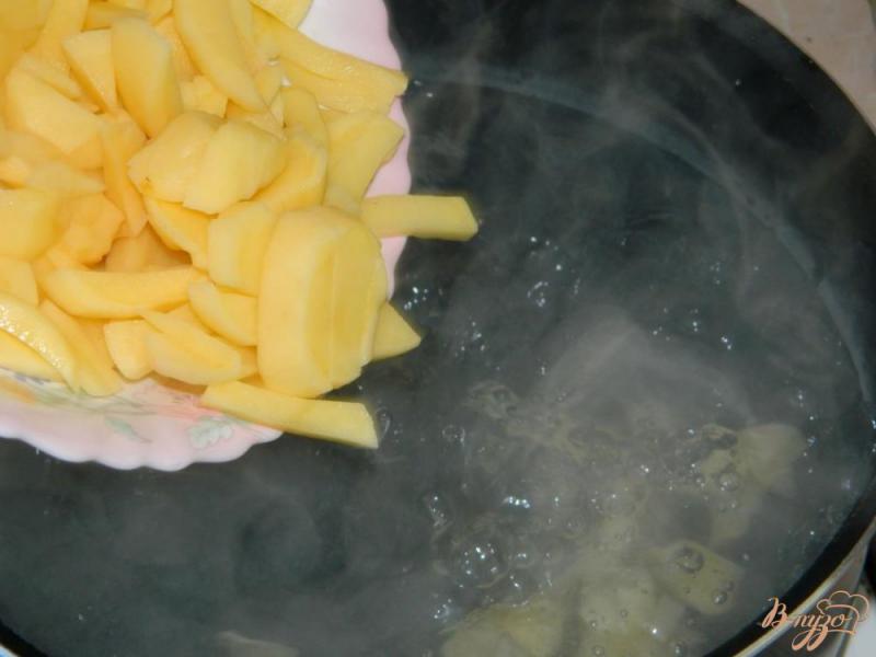 Фото приготовление рецепта: Суп из тушенки с булгуром шаг №1