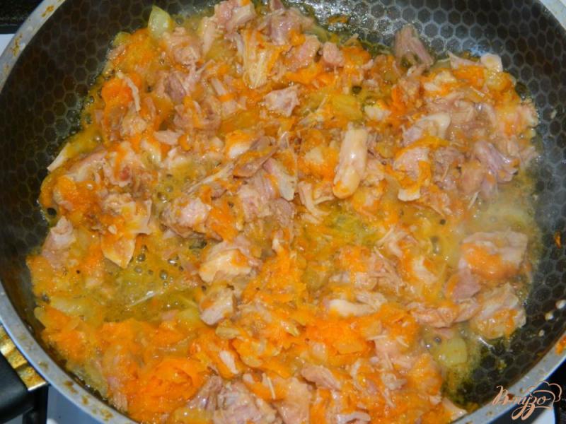 Фото приготовление рецепта: Суп из тушенки с булгуром шаг №4