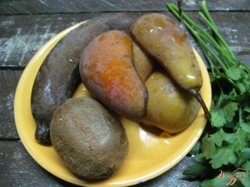 Фото приготовление рецепта: Смузи из груши киви банана и петрушки шаг №1
