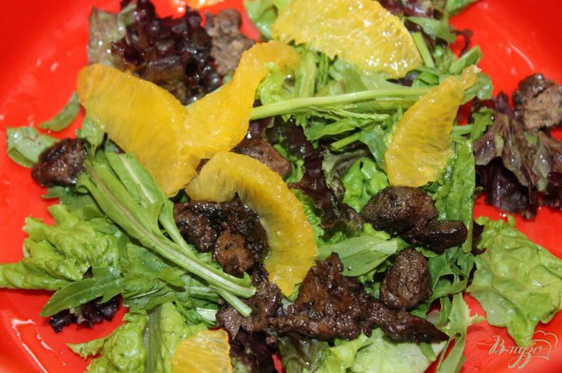 Фото приготовление рецепта: Свежий салат с апельсином и печенью шаг №4