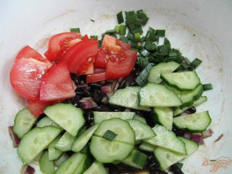 Фото приготовление рецепта: Овощной салат с черной фасолью и сыром тофу шаг №2