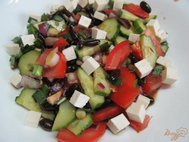 Фото приготовление рецепта: Овощной салат с черной фасолью и сыром тофу шаг №3