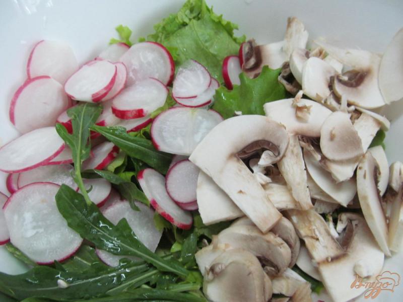 Фото приготовление рецепта: Салат из редиса с шампиньоном с интересной заправкой шаг №2