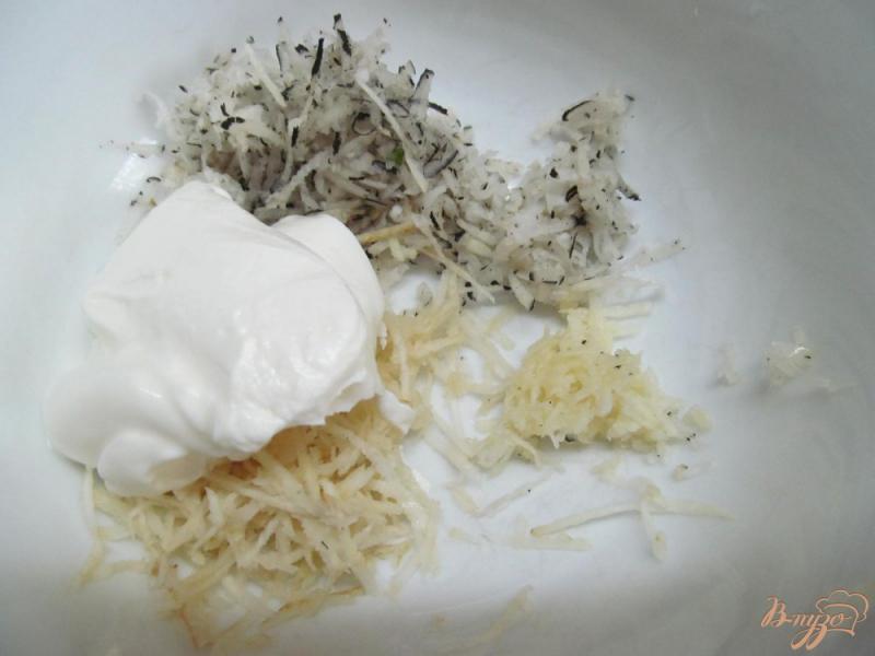 Фото приготовление рецепта: Салат из редиса с шампиньоном с интересной заправкой шаг №3