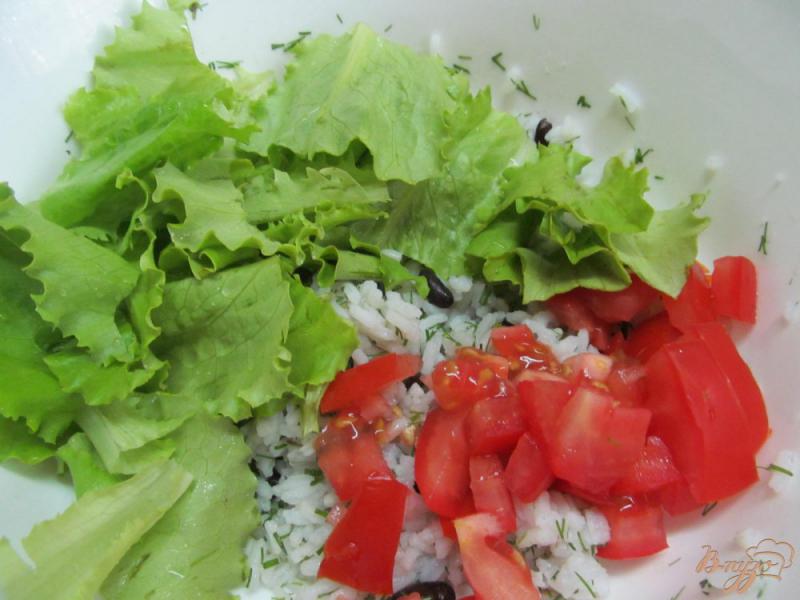 Фото приготовление рецепта: Салат с рисом фасолью и помидором шаг №2