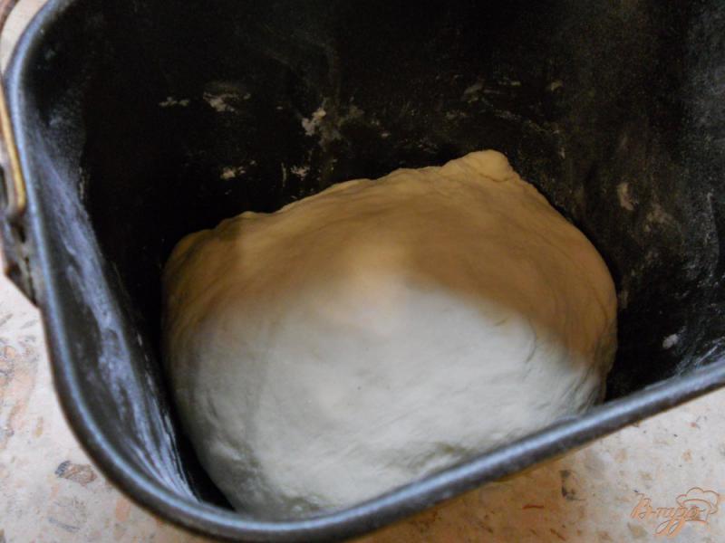 Фото приготовление рецепта: Хлеб на рассоле с сыром и чесноком в хлебопечке шаг №4