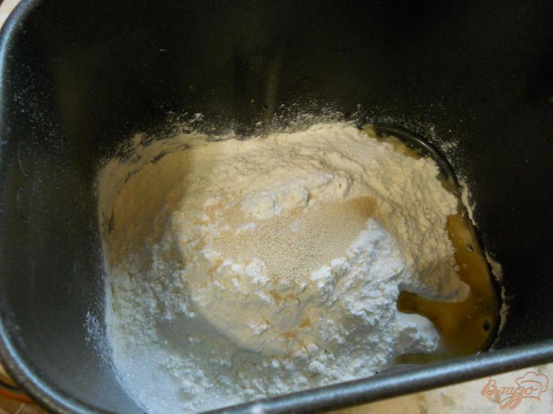 Фото приготовление рецепта: Хлеб на рассоле с сыром и чесноком в хлебопечке шаг №1