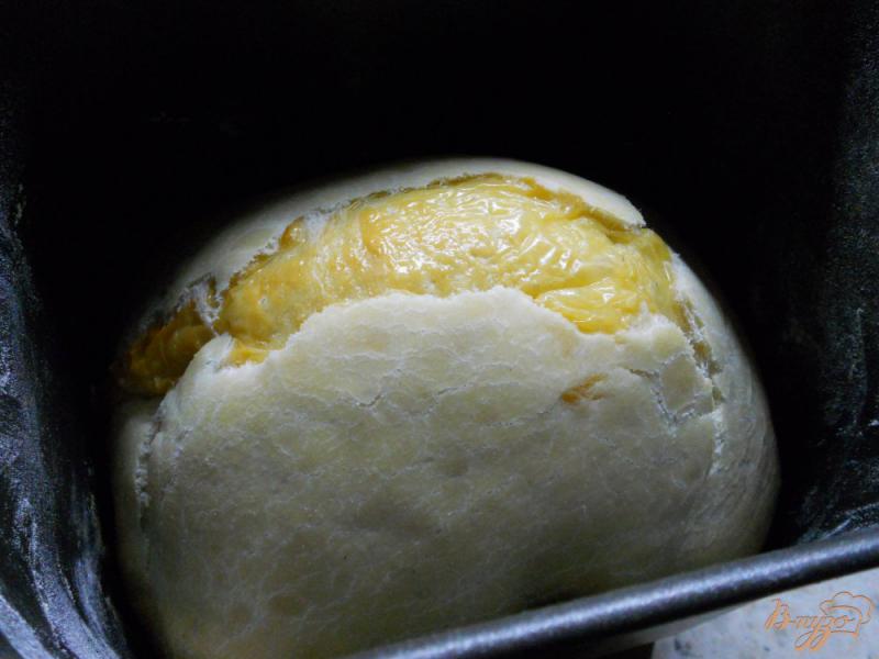 Фото приготовление рецепта: Хлеб на рассоле с сыром и чесноком в хлебопечке шаг №5