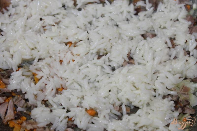 Фото приготовление рецепта: Рис с куриным мясом и сердечками шаг №4
