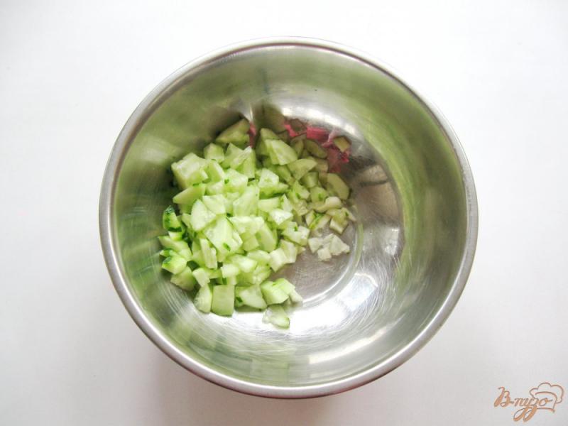 Фото приготовление рецепта: Салат с ананасом, огурцом и луком шаг №1