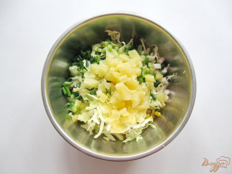 Фото приготовление рецепта: Салат с ананасом, огурцом и луком шаг №5