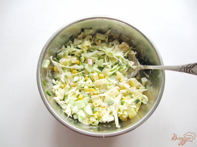 Фото приготовление рецепта: Салат с ананасом, огурцом и луком шаг №7