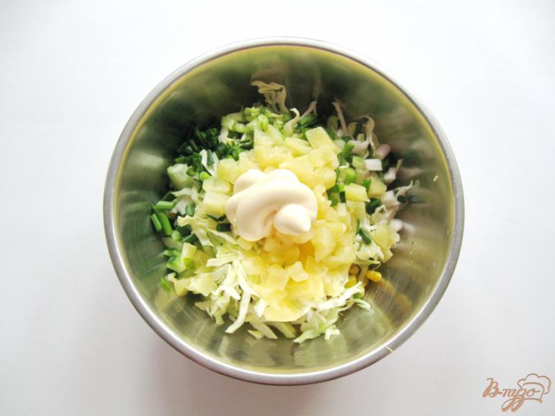 Фото приготовление рецепта: Салат с ананасом, огурцом и луком шаг №6