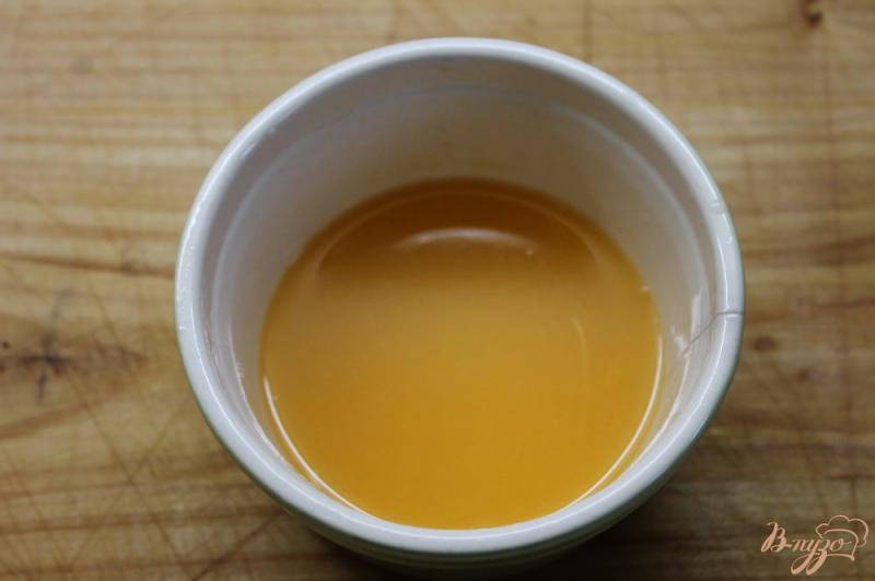 Фото приготовление рецепта: Салатная заправка из апельсинового сока и базилика шаг №2