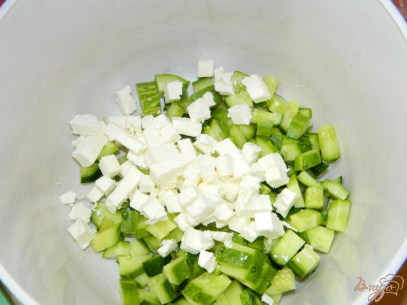 Фото приготовление рецепта: Салат с креветками и брынзой шаг №2