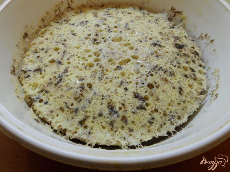 Фото приготовление рецепта: Бисквит с шоколадом в микроволновке шаг №7