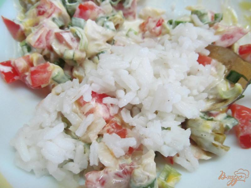 Фото приготовление рецепта: Салат с рисом овощами и рыбой шаг №4