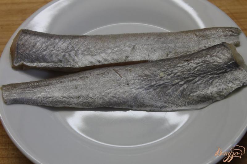 Фото приготовление рецепта: Рыбное филе в яичном кляре с зеленью шаг №1